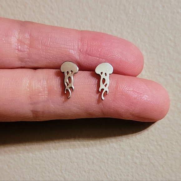 Small cute jellyfish silver stainless steel earring studs with push backings - Picture 4 of 4